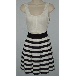 Black & Ivory White Sz Jr Small Peekaboo Back Pleated Skirt Fit & Flare Dress